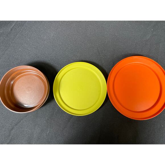 Vintage 70's Tupperware Bundle, Plates, Containers, Pitcher, Bowl - Picture 7 of 7